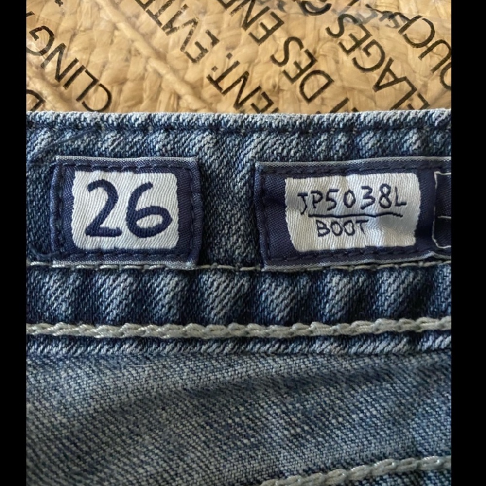 Miss Me Distressed Fleur De Lis Embellished Rhinestone Boot Cut Jeans Size 26” - Picture 15 of 15
